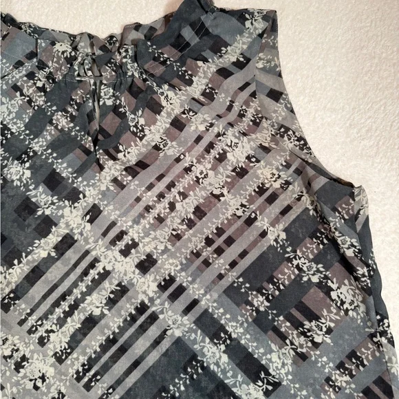 CAbi Sleeveless Plaid Floral Blouse Gray Black Lightweight Casual Dressy Top M - Picture 3 of 15